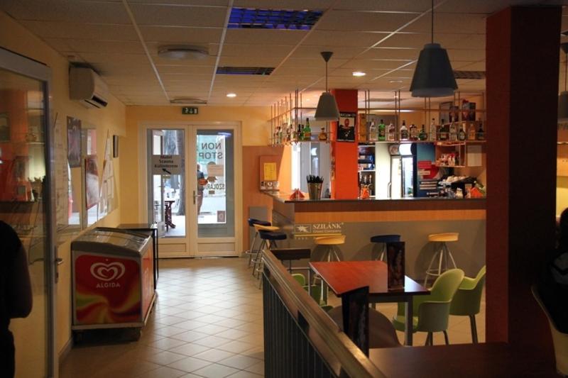 Teke Bowling Centrum Es Sport Panzio 세게드 외부 사진