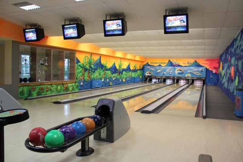 Teke Bowling Centrum Es Sport Panzio 세게드 외부 사진